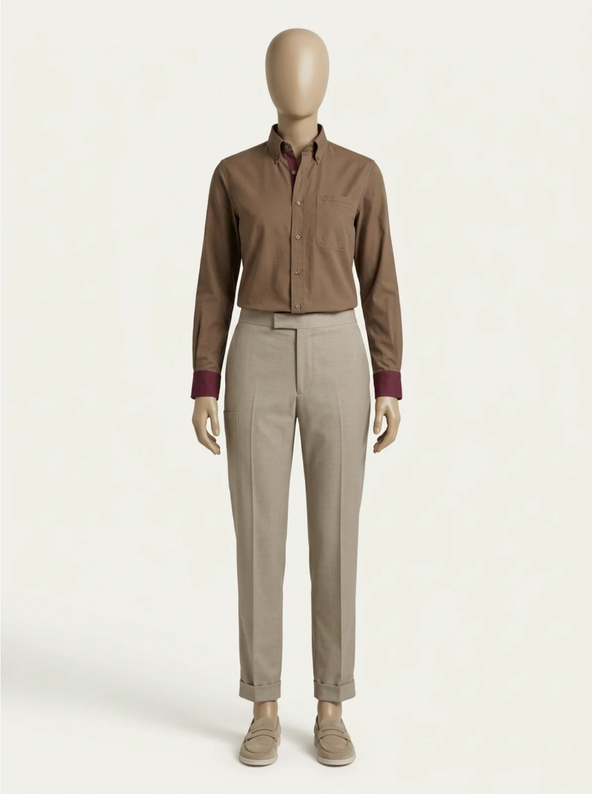Mannequin Drezit en chemise brune et pantalon clair