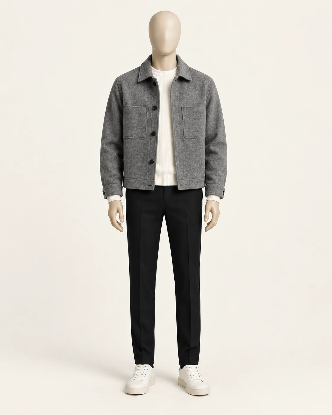 Mannequin virtuel portant la veste grise, le pull clair, le pantalon noir et les baskets