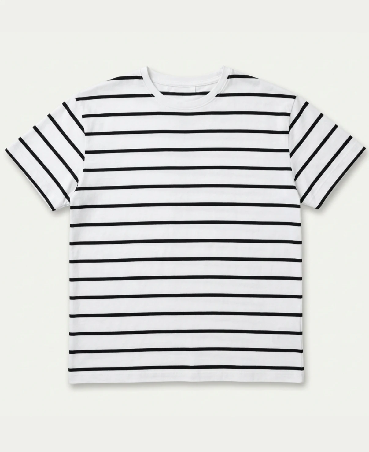 Même t-shirt rayé présenté proprement sur fond clair