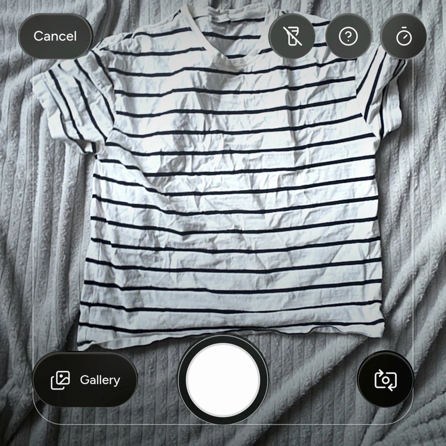 T-shirt rayé photographié sur un tissu avec l’appareil photo de Drezit